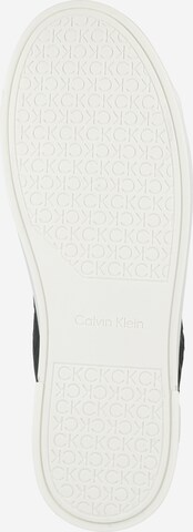 Calvin Klein حذاء رياضي بلا رقبة بلون أسود