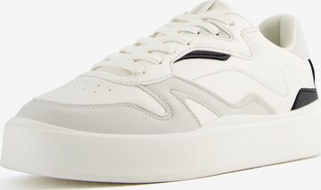 Bershka Sneakers laag in Zwart: voorkant