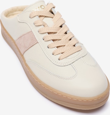 RYŁKO Slip on -tennarit värissä beige: etupuoli