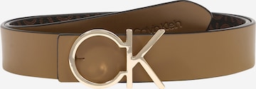 Calvin Klein - Cintos 'RE-LOCK' em castanho: frente