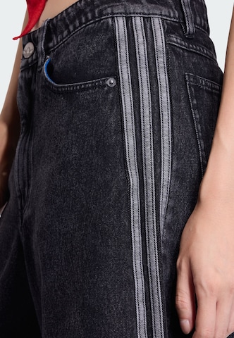 ADIDAS ORIGINALS - Pierna ancha Vaquero 'Firebird' en negro