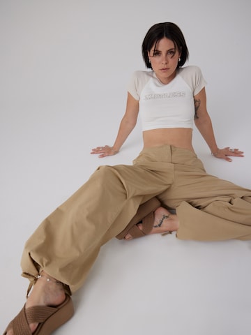 Loosefit Pantaloni 'Silva' di A LOT LESS in beige