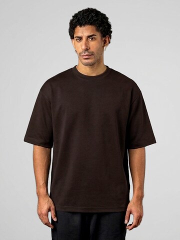 UNORGANIZED BRAND T-shirt 'SCHWERES COMFORT T15' i brun: framsida