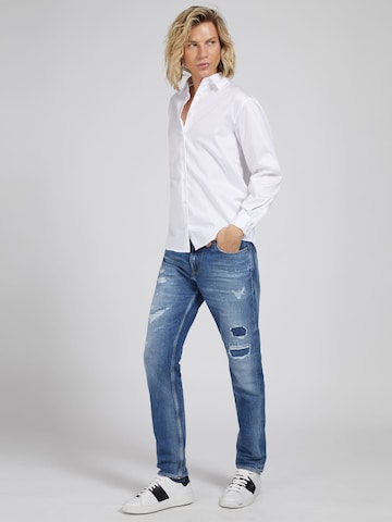 GUESS جينز ضيق الخصر والسيقان قميص بلون أبيض