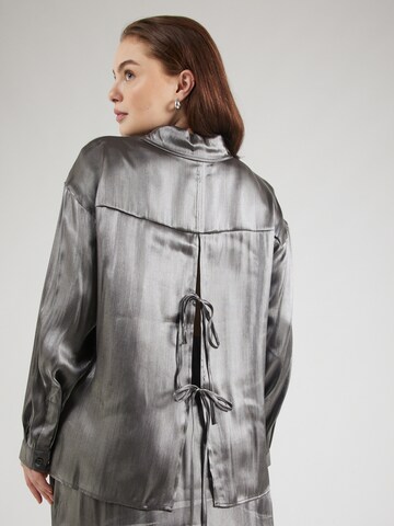Camicia da donna 'PCROLA' di PIECES Curve in grigio