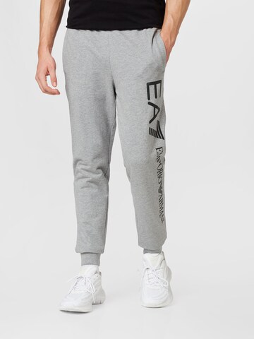 EA7 Emporio Armani Дънки Tapered Leg Панталон в сиво: отпред