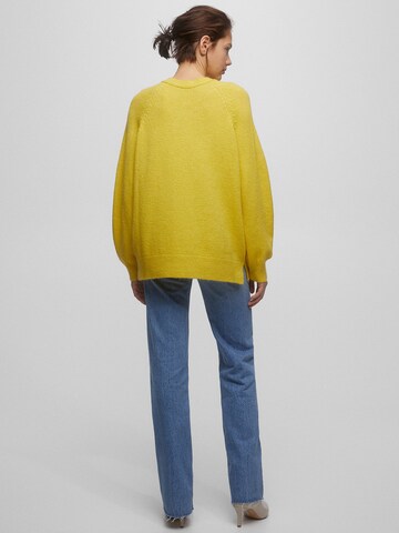 Pull&Bear Пуловер в жълто