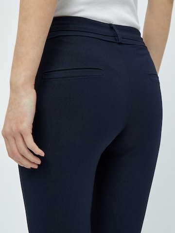 minus Slimfit Nadrág 'Carma' - fekete