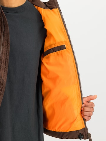 ALPHA INDUSTRIES Kurtka zimowa w kolorze brązowy: bok