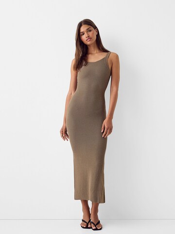 Rochie tricotat de la Bershka pe maro: față