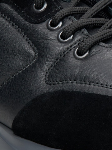 Sneaker bassa '4903' di Estro in nero