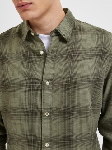 Coupe regular Chemise 'Robin' SELECTED en vert