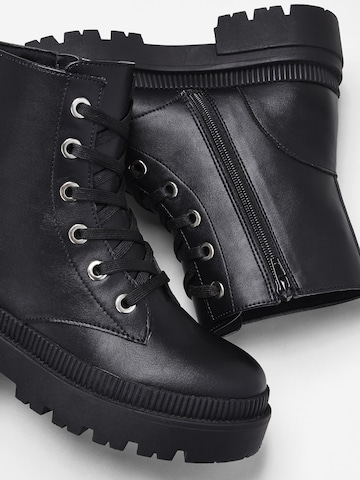 bonprix Schnürstiefelette in Schwarz