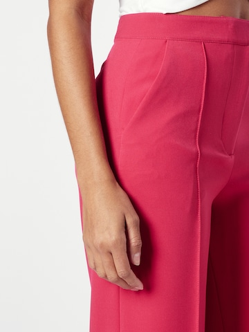 Wide leg Pantaloni cu dungă 'Cady' de la Karen Millen pe roz