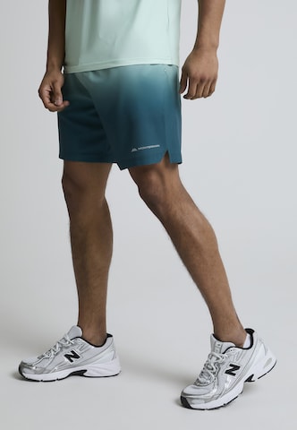 MONTERRAIN Regular Shorts in Grün: Vorderseite