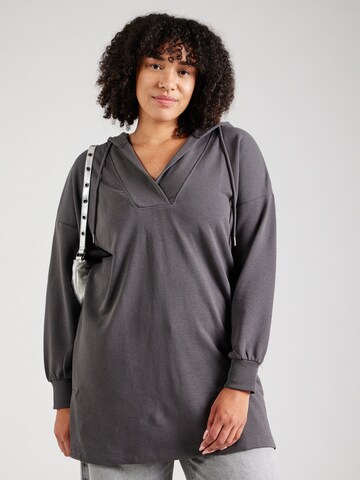 Sweat-shirt 'CARVIKKI' ONLY Carmakoma en gris : devant