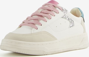 Bershka Sneakers in White: front