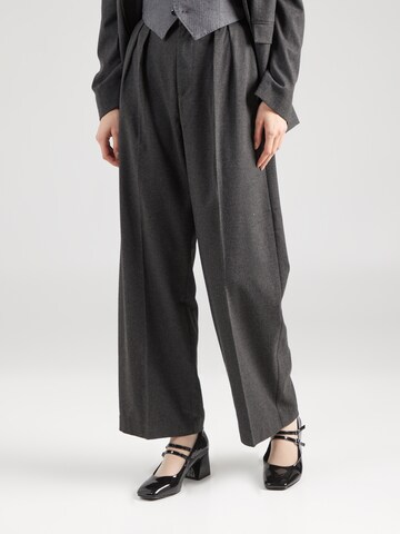 Gina Tricot Wide leg Pleat-Front Pants in Grey: front