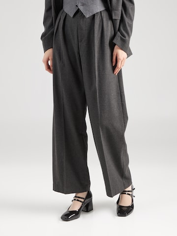 Wide leg Pantaloni con pieghe di Gina Tricot in grigio: frontale