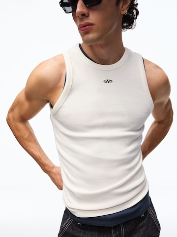 Tricou de la Bershka pe alb