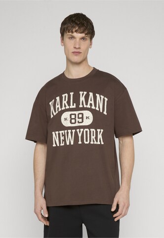 Karl Kani Tričko 'Heritage 89' – hnědá: přední strana