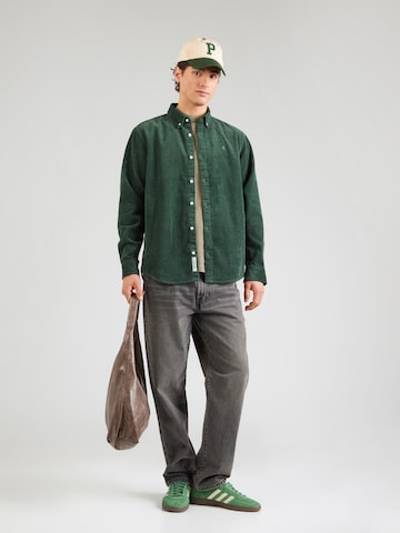Carhartt WIP Regular Fit Paita 'Madison' värissä vihreä