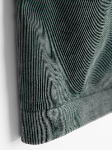 Top de la NoWear pe negru