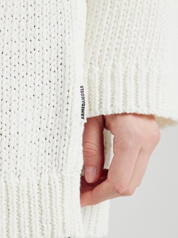 Cardigan 'JALDAA' ARMEDANGELS en blanc