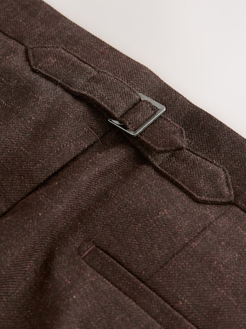 Next Slimfit Bandplooibroek in Bruin