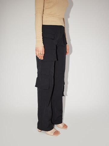 Regular Pantalon cargo 'Jocelyn' LeGer by Lena Gercke en noir : sur le côté