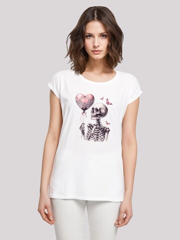 F4NT4STIC T-Shirt 'Skelett Hält Herzballon' in Weiß: Vorderseite
