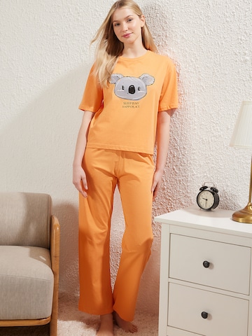 Trendyol Πιτζάμα σε πορτοκαλί: μπροστά