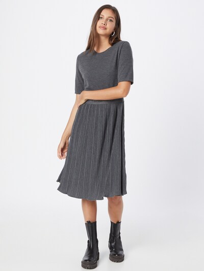 Rochie Calvin Klein pe gri, Vizualizare model