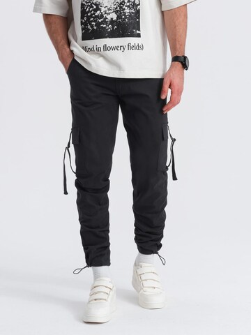 Effilé Pantalon cargo Ombre en noir : devant