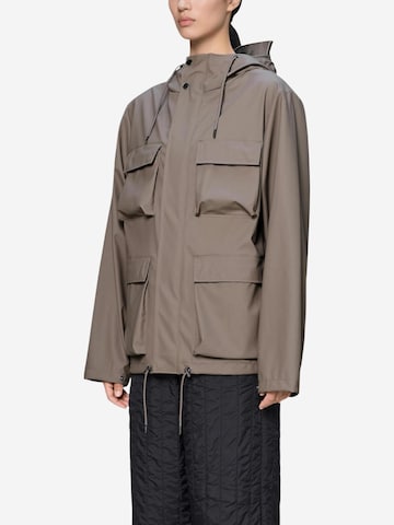 RAINS - Abrigo de entretiempo 'Pocket Jcket W3 UNISEX 12210' en gris: frente