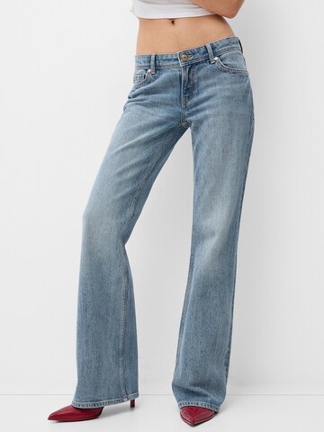 Bootcut Jeans di Bershka in blu: frontale