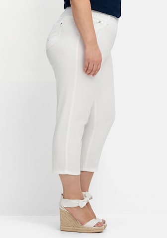 SHEEGO - Slimfit Pantalón en blanco