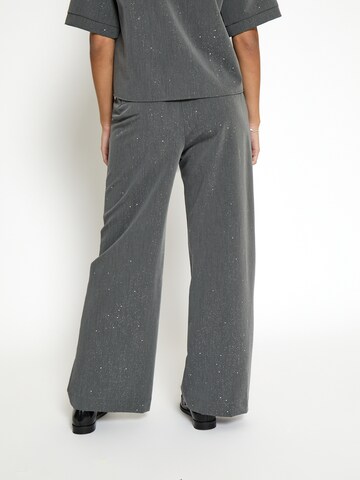 Loosefit Pantaloni 'Leslie' di DESIRES in grigio