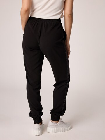 Quiosque - regular Pantalón en negro