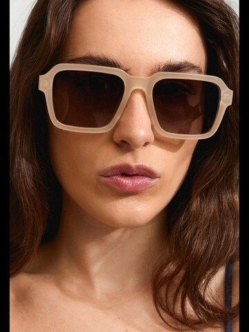 Pilgrim Sunglasses 'Addilyn' in Brown: front