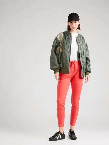 Tapered Pantaloni con pieghe 'Eva' di VERO MODA in rosso