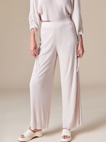 Wide leg Pantaloni 'Asmin' di ABOUT YOU x Laura Giurcanu in beige: frontale