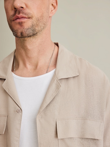 DAN FOX APPAREL جينز مريح قميص 'Luis' بلون بيج