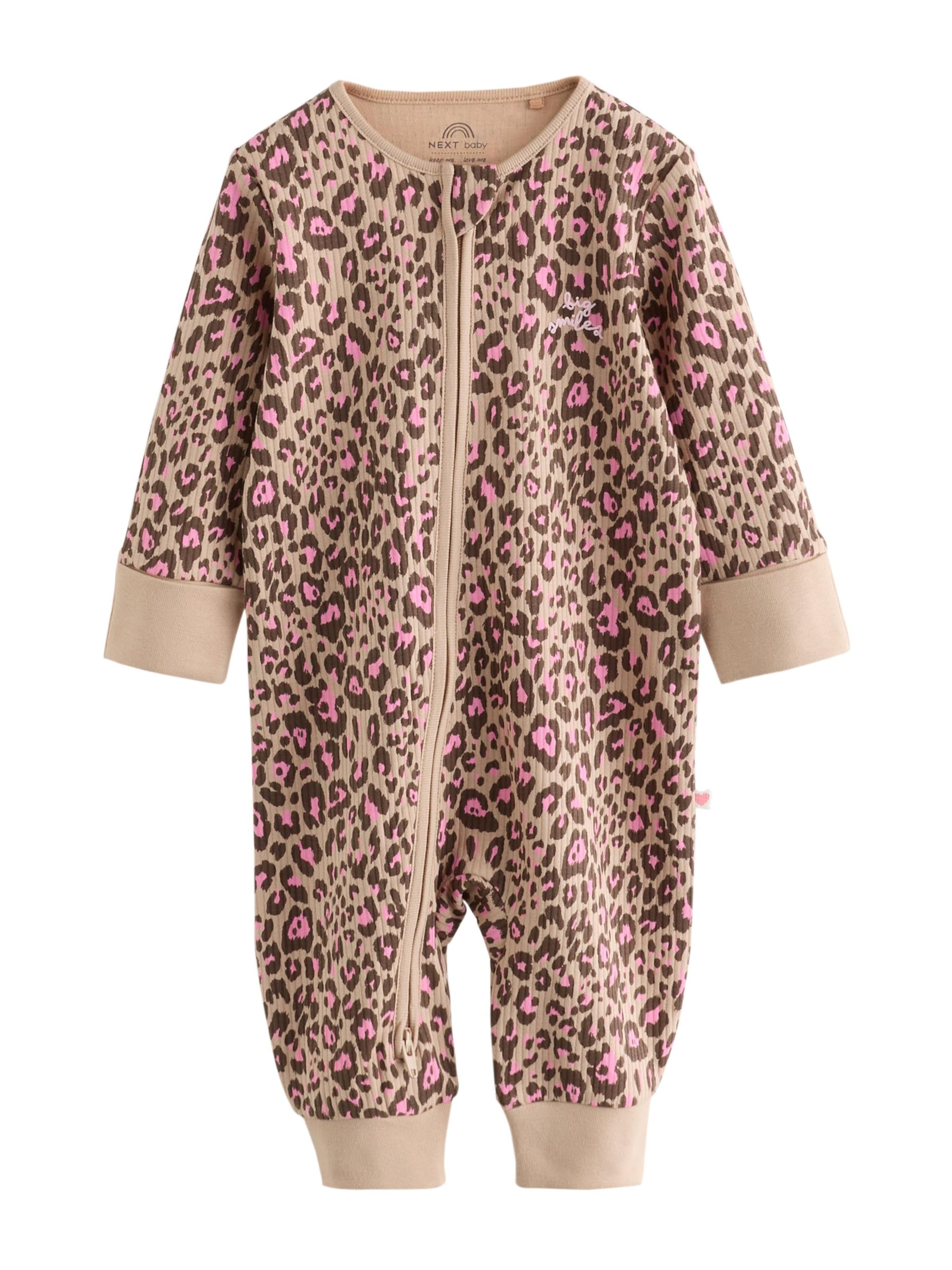 Pijamale de la Next pe bej