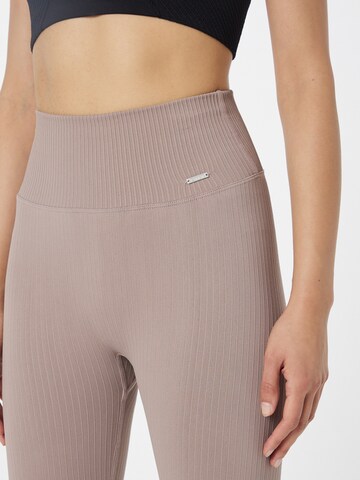 aim'n Slimfit Sportbroek in Lila