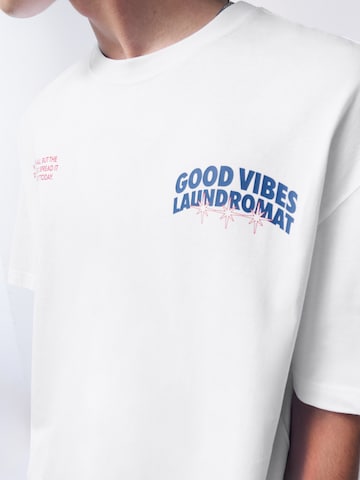 Pull&Bear Tričko 'COMMUNITY PLAYER' – bílá