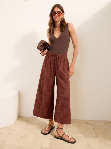 Wide Leg Pantalon Friends Like These en marron