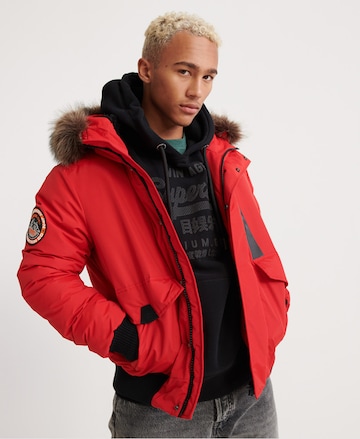 Superdry Regular Fit Winterjacke 'Everest' in Rot: predná strana