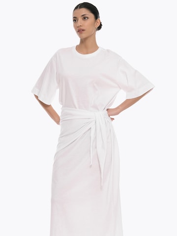 4TAILORS Mekko 'Connect Me' värissä valkoinen