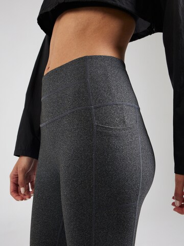 SKECHERS Skinny Workout Pants in Grey